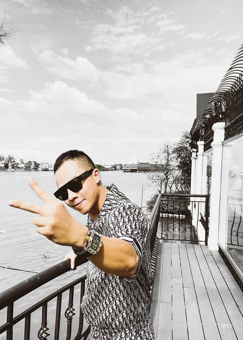 Theo tài khoản tố Khắc Tiệp, chiếc đồng hồ thật có giá lên đến 540.000- 600.000 USD (khoảng 12-13 tỷ đồng).