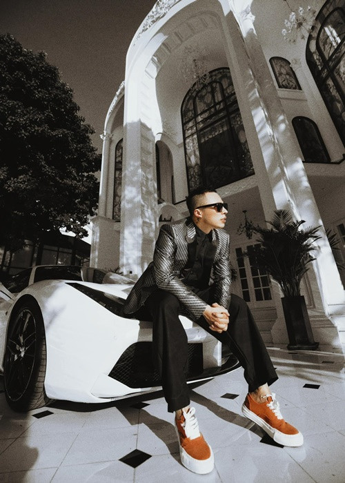 Khắc Tiệp thường xuyên đăng ảnh sống sang chảnh.