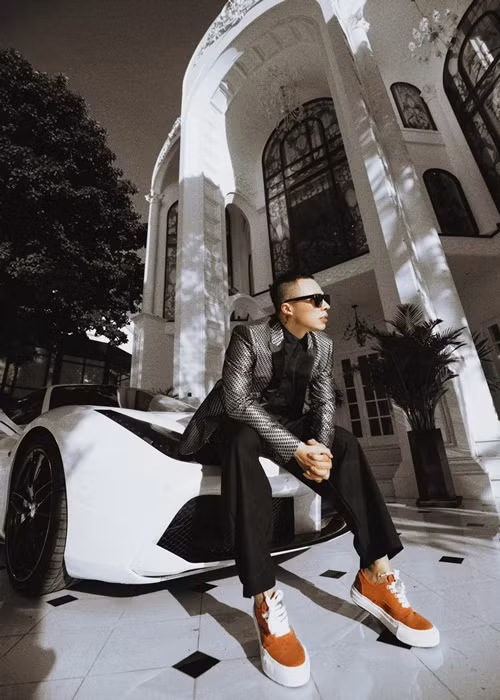 Khắc Tiệp thường xuyên đăng ảnh sống sang chảnh.