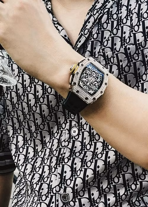 Dưới bài tố, nhiều cư dân mạng bàn tán xôn xao về chiếc đồng hồ của Khắc Tiệp.