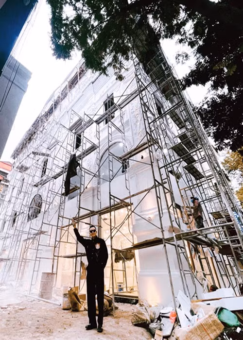 Mới đây, Khắc Tiệp chia sẻ hình ảnh ở Hà Nội. Anh khoe một cơ sở kinh doanh sắp ra mắt.