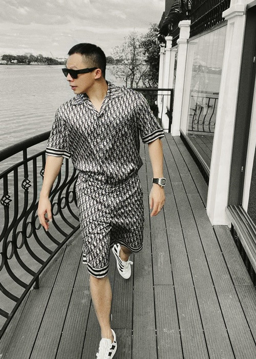 Giữa ồn ào, Khắc Tiệp chưa lên tiếng. Tuy nhiên, anh có động thái không cho người lạ bình luận trên trang cá nhân Instagram. Đồng thời, Khắc Tiệp vẫn giữ hình ảnh đeo chiếc đồng hồ bị tố là hàng nhái.