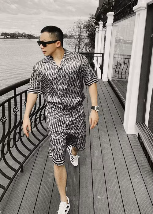 Giữa ồn ào, Khắc Tiệp chưa lên tiếng. Tuy nhiên, anh có động thái không cho người lạ bình luận trên trang cá nhân Instagram. Đồng thời, Khắc Tiệp vẫn giữ hình ảnh đeo chiếc đồng hồ bị tố là hàng nhái.