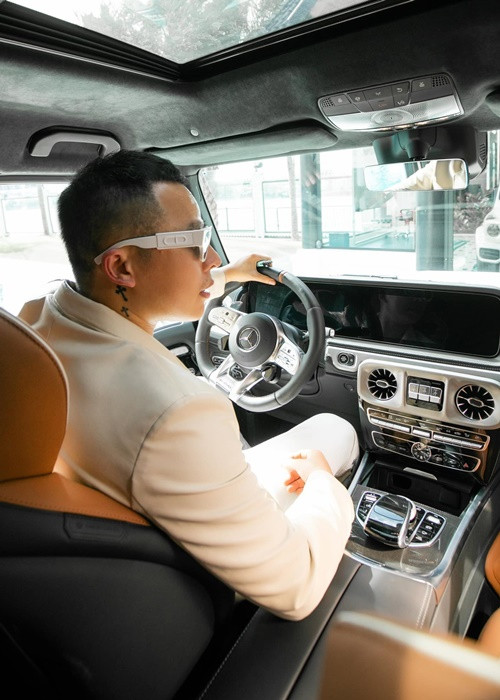 Ông trùm chân dài ở biệt thự, đi xe sang, mặc đồ hiệu.