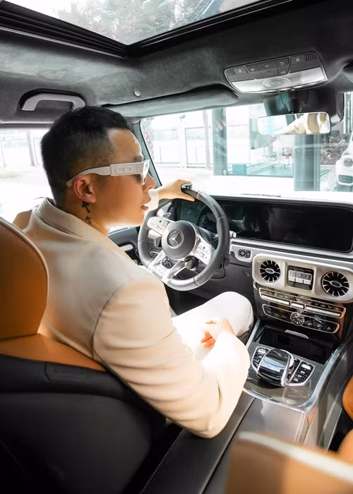 Ông trùm chân dài ở biệt thự, đi xe sang, mặc đồ hiệu.