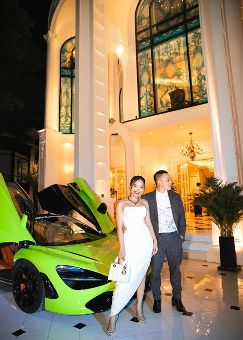 Ông bầu bên một người đẹp tại biệt thự gần 2.000 m2.