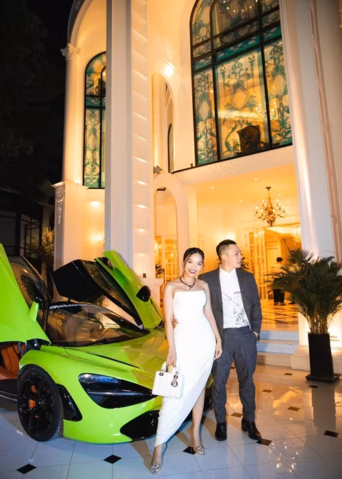 Ông bầu bên một người đẹp tại biệt thự gần 2.000 m2.