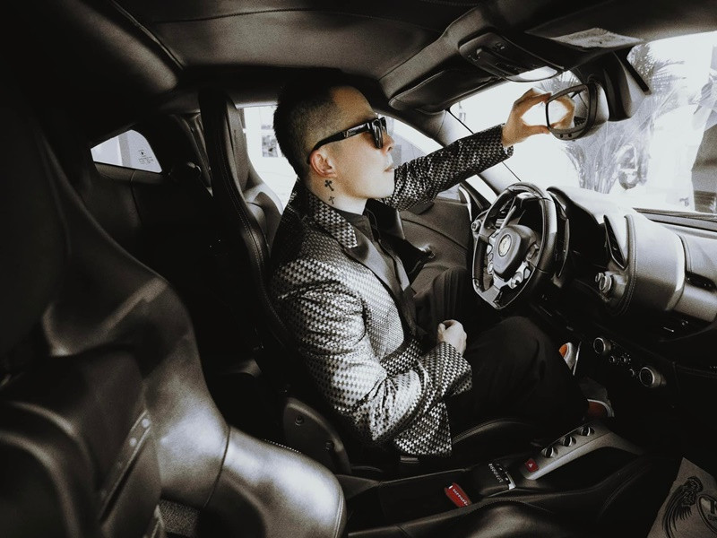 Trong những năm qua, cuộc sống của Khắc Tiệp đầy hào nhoáng.