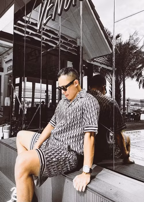 Một số cư dân mạng còn đặt nghi vấn Khắc Tiệp mặc trang phục nhái.