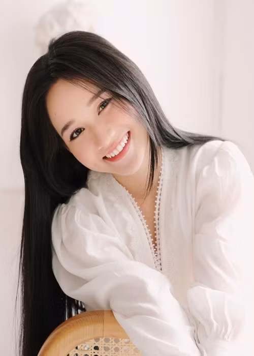 Sinh năm 1998, Trúc Anh là một trong những nữ diễn viên tài năng. Cô vụt sáng nhờ đóng Hà Lan trong “Mắt biếc”. Ngoài dự án này, cô từng đóng phim điện ảnh “Thiên thần hộ mệnh”, một số phim chiếu web như "Ê! Nhỏ lớp trưởng", "Hoàng hôn đến từ bình minh", "Nhà nàng ở cạnh nhà tôi".