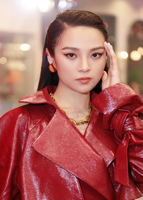 Bằng tuổi Trúc Anh và cũng là diễn viên, Tam Triều Dâng sở hữu gương mặt thanh tú, vóc dáng gợi cảm.