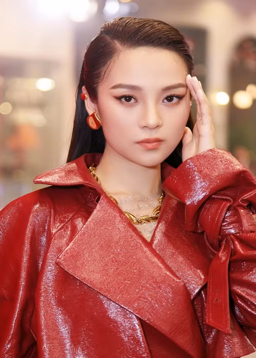 Bằng tuổi Trúc Anh và cũng là diễn viên, Tam Triều Dâng sở hữu gương mặt thanh tú, vóc dáng gợi cảm.