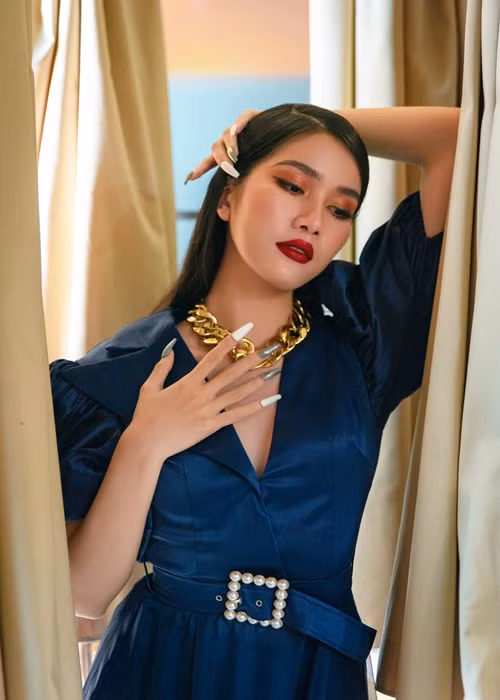 Phương Anh thành thạo tiếng Anh và tiếng Pháp. Người đẹp từng đoạt huy chương vàng Olympic môn tiếng Pháp năm 2014 và năm 2015, giải nhất học sinh giỏi cấp thành phố môn tiếng Pháp năm 2014, giải 3 kỳ thi học sinh giỏi quốc gia môn tiếng Pháp năm 2016 và có chứng chỉ IELTS 8.0.