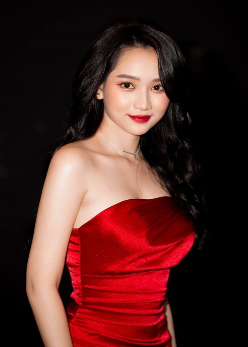 Dù không sở hữu thân hình nóng bỏng, Trúc Anh vẫn hút mọi ánh nhìn.