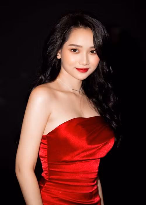 Dù không sở hữu thân hình nóng bỏng, Trúc Anh vẫn hút mọi ánh nhìn.