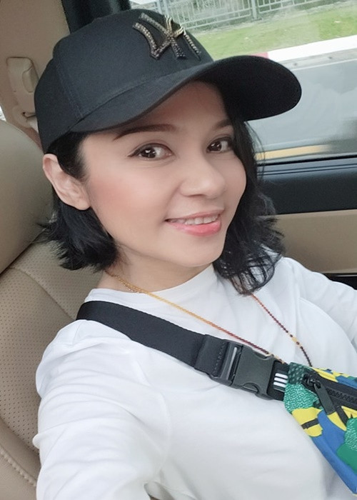 “Con trai của Trinh đã 13 tuổi, đang tiền dậy thì. Trinh nghĩ con rất cần Trinh ở bên cạnh trong thời điểm này. Vì con ở tuổi tâm sinh lý thay đổi, rất cần mẹ ở bên cạnh, Trinh không thể đi quay phim ngày đêm như xưa được", Việt Trinh tâm sự.