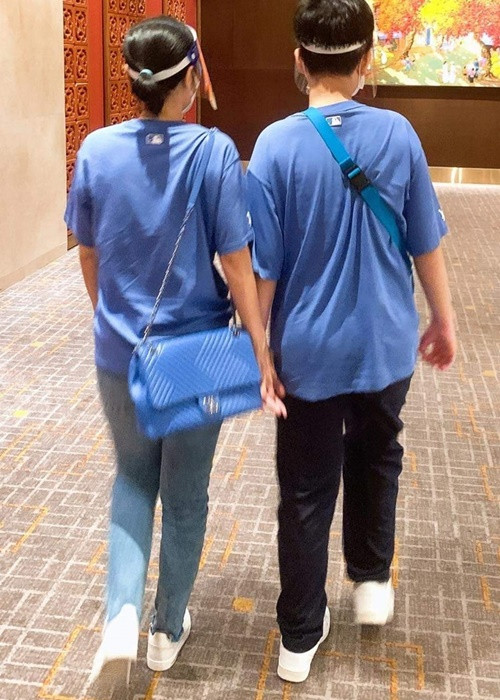 Việt Trinh kín tiếng về chuyện tình cảm. Cô chia sẻ hình ảnh con trai nhưng giấu mặt con cũng như danh tính bố của con trai.