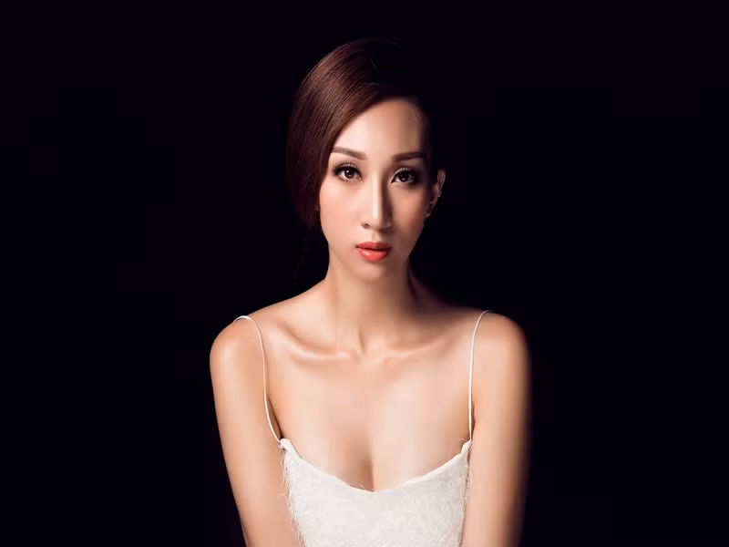 Trả lời Doanh nghiệp và Tiếp thị, Lều Phương Anh cho hay: "Tôi đã đọc rất nhiều các bài viết về mình. Tuy nhiên, vì đây là chuyện gia đình nên tôi muốn tự giải quyết, cảm ơn tất cả mọi người đã quan tâm". Nữ ca sĩ nói thêm, cô sẽ lên tiếng vào thời điểm thích hợp. Sau đó, Lều Phương Anh khóa trang cá nhân. Ảnh: FB Lều Phương Anh