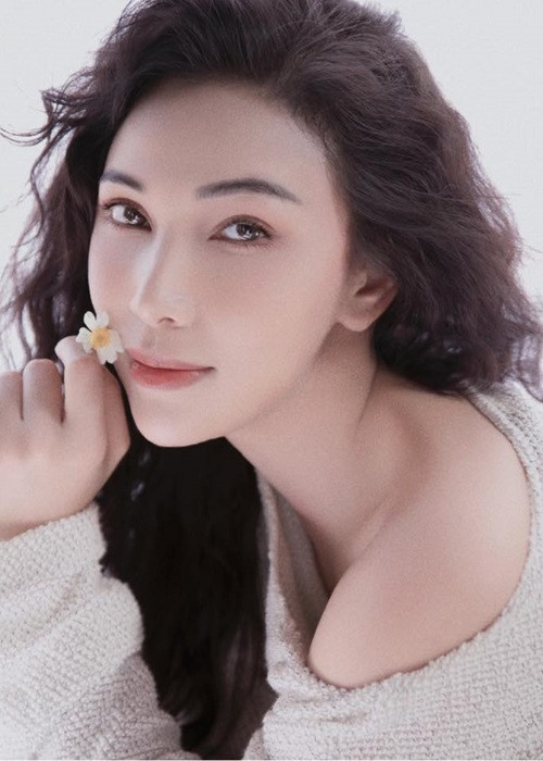 Cuối tháng 10/2021, Quỳnh Thư dính nghi vấn là người phụ nữ mặc váy ngủ xuất hiện bên cạnh chồng Diệp Lâm Anh tại nhà riêng. Giữa ồn ào, Quỳnh Thư chia sẻ trên Doanh nghiệp và Tiếp thị: "Tôi không có phản hồi về sự việc này, khi nào hình ảnh có mặt tôi xuất hiện thì tôi lên tiếng". Ảnh: FB Quỳnh Thư