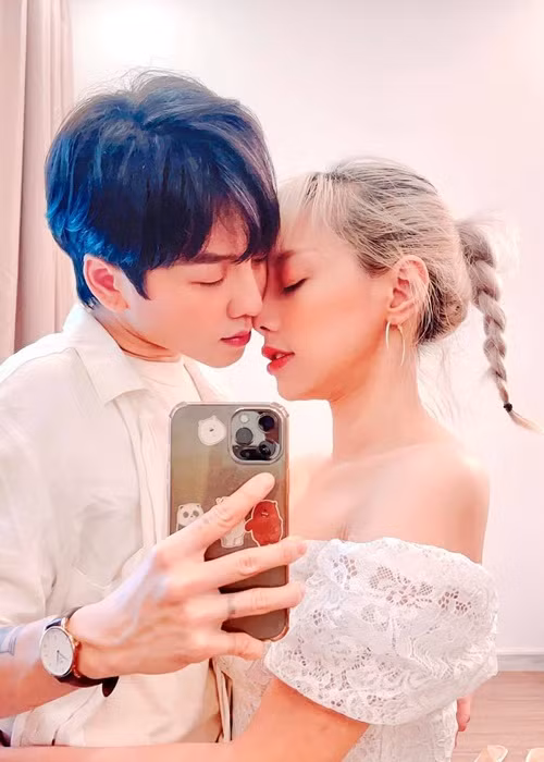 Tháng 8/2021, Miko Lan Trinh bị một cô gái ám chỉ là người thứ ba còn Kenji - bạn trai của Lan Trinh bị tố là “bắt cá hai tay”. Ảnh: FB Miko Lan Trinh