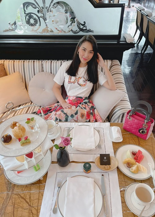 Một vài ngày sau ồn ào, Quỳnh Thư viết trên trang cá nhân: “Những ngày qua thật sự rất bận, không có thời gian để ngủ luôn chứ đừng nói đến cho việc giải thích hay hơn thua. Và chuyện như thế nào hồi sau sẽ rõ. Hãy kiên nhẫn đợi nhé! Còn bây giờ Thư phải tập trung cao độ để làm việc tiếp đây. Dù ai có hiểu lầm hay phán xét sai đi chăng nữa thì cũng cảm ơn các bạn đã quan tâm thật nhiều”. Ảnh: FB Quỳnh Thư