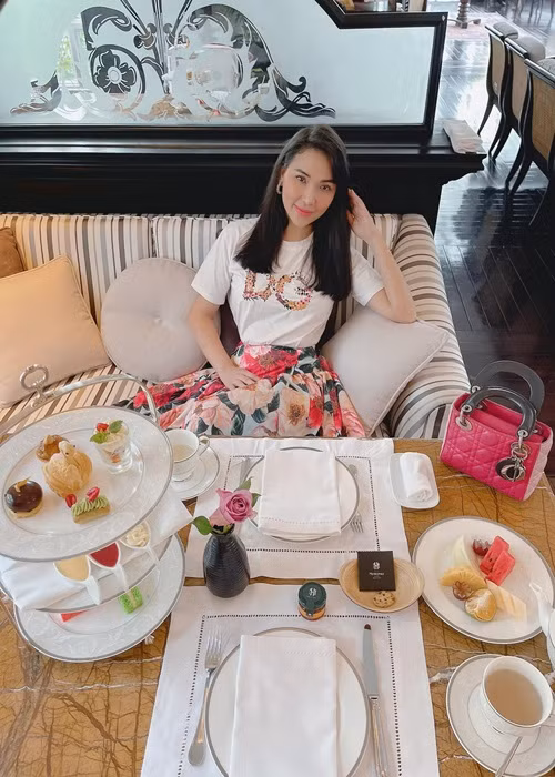 Một vài ngày sau ồn ào, Quỳnh Thư viết trên trang cá nhân: “Những ngày qua thật sự rất bận, không có thời gian để ngủ luôn chứ đừng nói đến cho việc giải thích hay hơn thua. Và chuyện như thế nào hồi sau sẽ rõ. Hãy kiên nhẫn đợi nhé! Còn bây giờ Thư phải tập trung cao độ để làm việc tiếp đây. Dù ai có hiểu lầm hay phán xét sai đi chăng nữa thì cũng cảm ơn các bạn đã quan tâm thật nhiều”. Ảnh: FB Quỳnh Thư