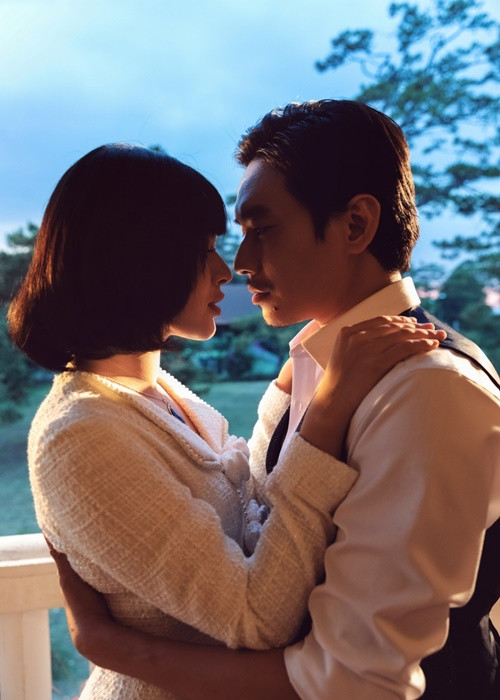 Trong MV "Có lẽ anh chưa từng", Kiều Minh Tuấn và Tú Hảo đóng một cặp vợ chồng trải qua những cung bậc thăng trầm từ hạnh phúc, ngọt ngào đến đau khổ, bi thương. Ảnh: VOV