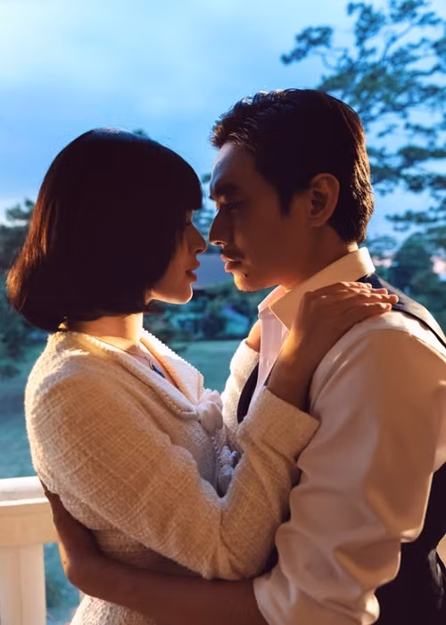 Trong MV "Có lẽ anh chưa từng", Kiều Minh Tuấn và Tú Hảo đóng một cặp vợ chồng trải qua những cung bậc thăng trầm từ hạnh phúc, ngọt ngào đến đau khổ, bi thương. Ảnh: VOV