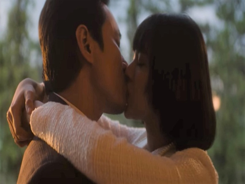 Kiều Minh Tuấn từng có cảnh hôn môi lãng mạn với Tú Hảo khi cả hai tham gia diễn xuất trong MV "Có lẽ anh chưa từng" của Only C và Karik. Ảnh: Zing