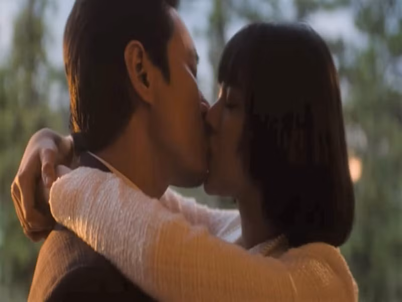 Kiều Minh Tuấn từng có cảnh hôn môi lãng mạn với Tú Hảo khi cả hai tham gia diễn xuất trong MV "Có lẽ anh chưa từng" của Only C và Karik. Ảnh: Zing