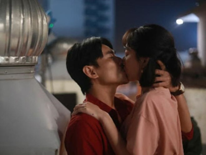 Đóng cặp trong bộ phim “Chìa khóa trăm tỷ” ra mắt dịp Tết Nguyên đán 2022, Kiều Minh Tuấn và Thu Trang có phân cảnh hôn đầy ngọt ngào. Ảnh: Công lý và xã hội