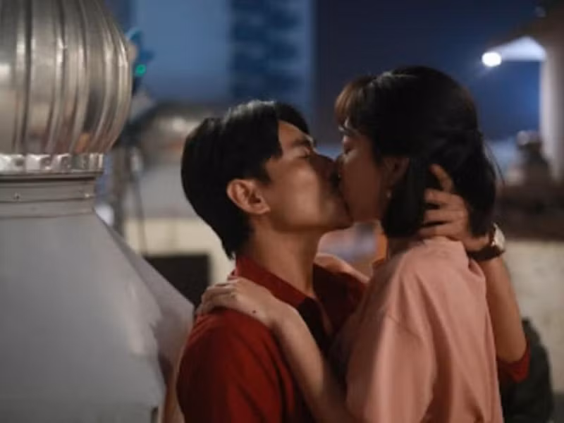 Đóng cặp trong bộ phim “Chìa khóa trăm tỷ” ra mắt dịp Tết Nguyên đán 2022, Kiều Minh Tuấn và Thu Trang có phân cảnh hôn đầy ngọt ngào. Ảnh: Công lý và xã hội