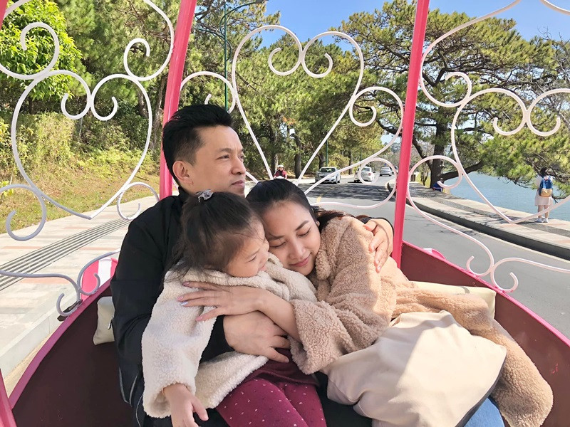 Hôn nhân của Lam Trường và vợ trẻ cũng có sóng gió giống như bao cặp đôi khác. Tuy nhiên, nhờ dung hòa những khác biệt, tình cảm của cả hai ngày càng bền chặt. Ảnh: FB Lam Trường