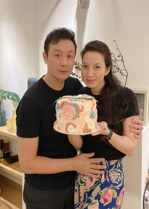 Năm 2013, MC Anh Tuấn tái hôn với Lý Hồng Nhung. Bà xã của Anh Tuấn sinh năm 1988, kém chồng đến 14 tuổi. Hồng Nhung mang 2 dòng máu Pháp - Việt. Cô từng vào chung kết cuộc thi Hoa hậu Việt Nam 2008. Ảnh: FB Anh Tuấn