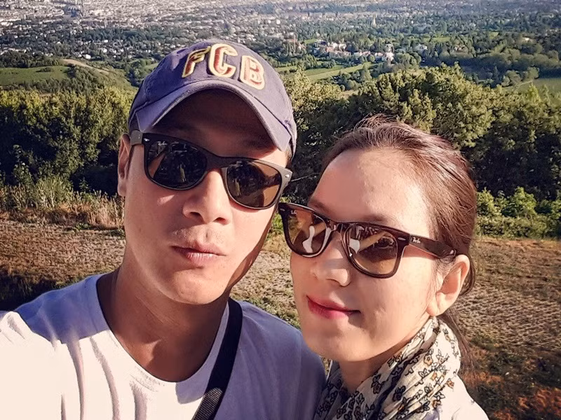 Anh Tuấn thi thoảng chia sẻ hình ảnh bên bà xã Hồng Nhung trên trang cá nhân. Ảnh: FB Anh Tuấn