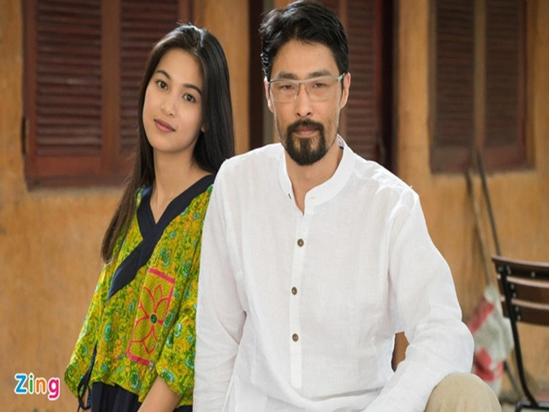 Johnny Trí Nguyễn là nam nghệ sĩ bằng tuổi Thái Hòa và cũng gắn bó với nửa kia kém hàng chục tuổi. Bạn gái của Johnny Trí Nguyễn là Nhung Kate. Cô sinh năm 1989, kém bạn trai 15 tuổi, là diễn viên. Ảnh: Zing