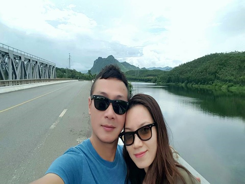 Năm 2015, Anh Tuấn hiếm hoi chia sẻ về tình yêu với Hồng Nhung. Nam MC sinh năm 1974 tâm sự trên Vietnamnet, Hồng Nhung mang đến cho anh một cuộc sống bình yên theo đúng nghĩa đen lẫn nghĩa bóng. Cô luôn khiến anh cảm thấy đủ thăng hoa để làm tròn bổn phận của một người đàn ông bằng những việc làm thầm lặng phía sau. Ảnh: FB Anh Tuấn