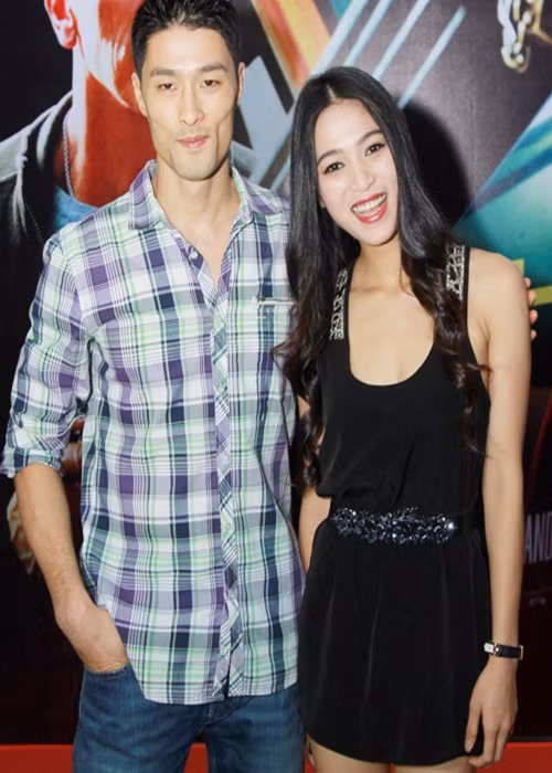 Nhung Kate chia sẻ, bạn trai lớn tuổi hơn nhưng không bao giờ áp đặt cô. Nữ diễn viên cho biết, Johnny Trí Nguyễn từng giới thiệu cô với bạn bè làm phim của anh nhưng chỉ dừng lại ở đó. Phần lớn là Nhung Kate tự bơi bằng năng lực của mình. Ảnh: Dân Việt