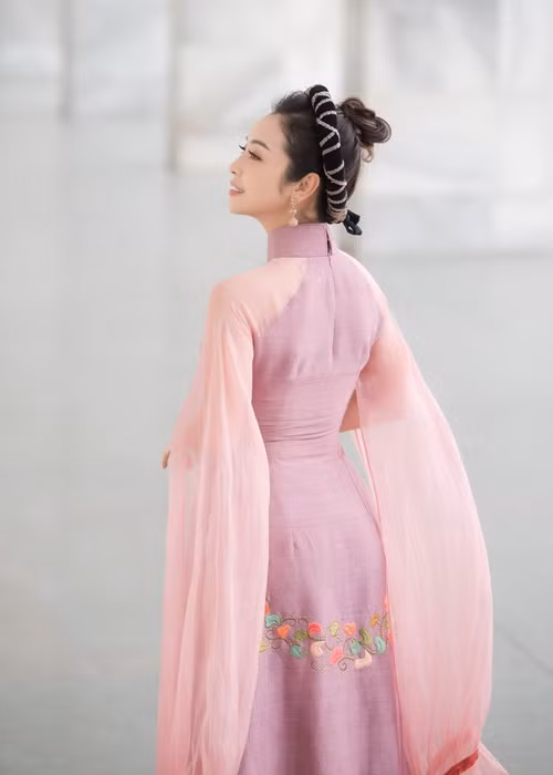Jennifer Phạm diện 2 mẫu áo dài cách tân và 1 mẫu áo dài truyền thống trong chương trình.