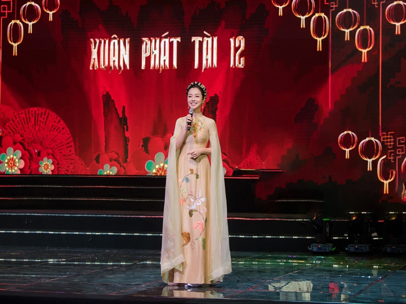 Bà mẹ 4 con khoe vẻ dịu dàng khi làm MC Xuân Phát Tài.