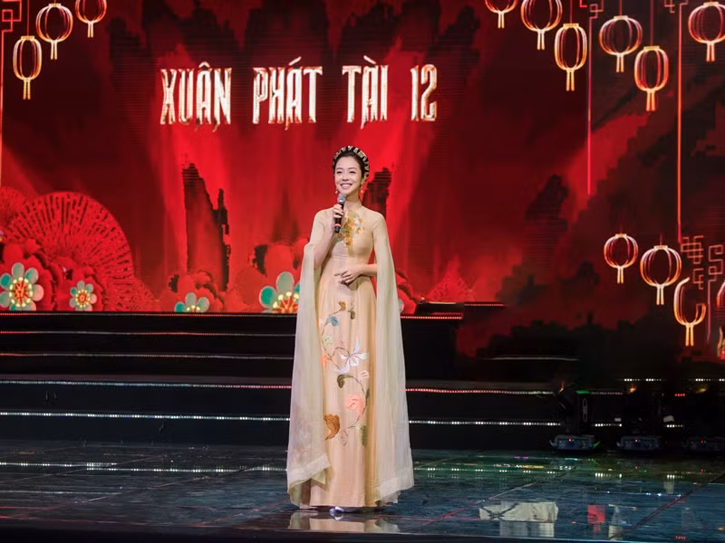 Bà mẹ 4 con khoe vẻ dịu dàng khi làm MC Xuân Phát Tài.