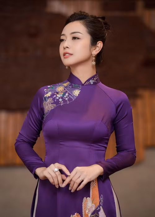 Tông màu tím mộng mơ đem đến cho Jennifer Phạm nét nữ tính, kiều diễm.