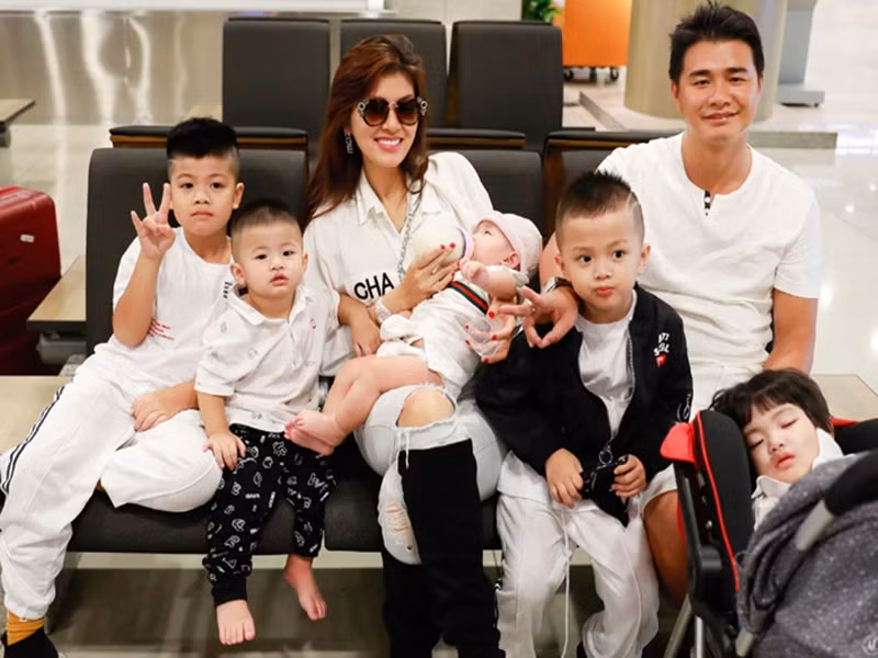 Người đẹp thuê 4 người giúp việc để chăm lo cho 6 người con. Ảnh: Sức khỏe và đời sống