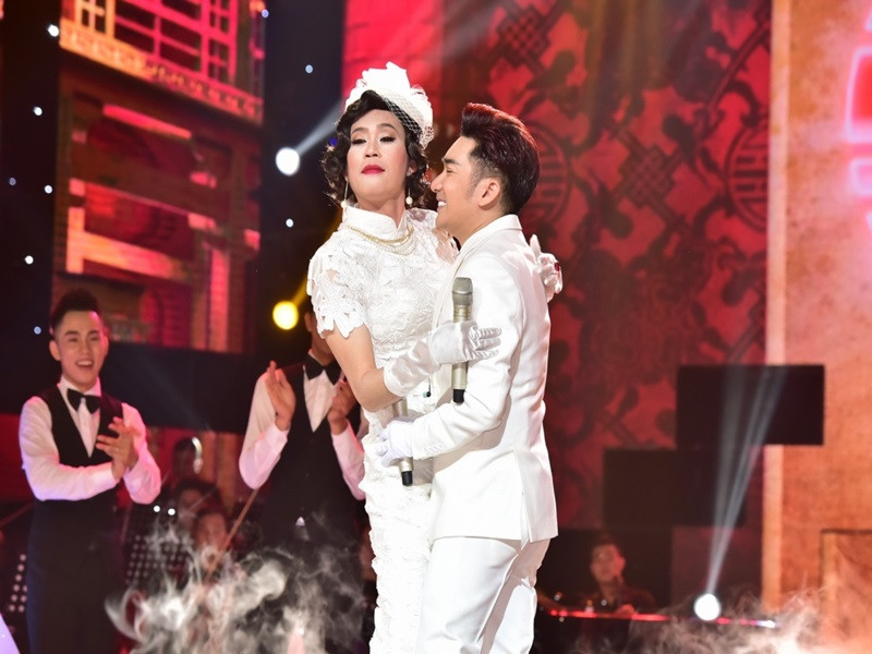 Hoài Linh tiết lộ, anh mang đến hai đôi tất để che khuyết điểm đôi chân. Ảnh: Lao động