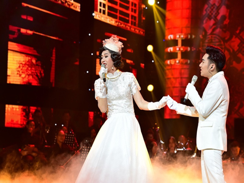 Quang Hà khen vóc dáng Hoài Linh gợi cảm khi giả gái. Trước lời khen ngợi của đàn em, Hoài Linh cho biết, anh đã lớn tuổi nên ngoại hình sồ sề. Ảnh: An ninh tiền tệ