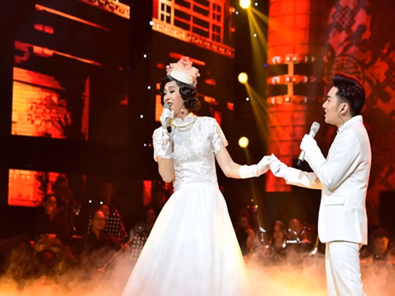 Quang Hà khen vóc dáng Hoài Linh gợi cảm khi giả gái. Trước lời khen ngợi của đàn em, Hoài Linh cho biết, anh đã lớn tuổi nên ngoại hình sồ sề. Ảnh: An ninh tiền tệ