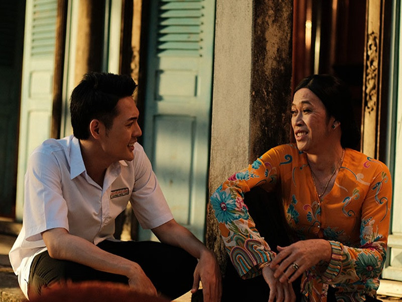 Nhân vật của Hoài Linh búi tóc, mặc áo bà ba, đeo đầy vàng. Ảnh: Dân Việt