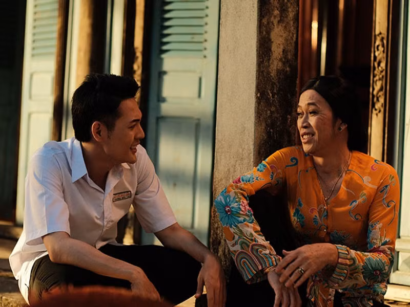 Nhân vật của Hoài Linh búi tóc, mặc áo bà ba, đeo đầy vàng. Ảnh: Dân Việt