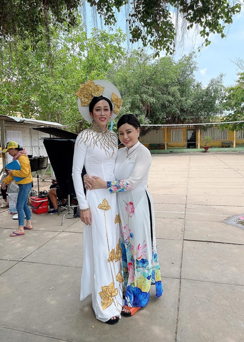 Vào vai giả gái, Hoài Linh mặc áo dài trắng xuất hiện bên Lê Giang năm 2021. Ảnh: Yeah1