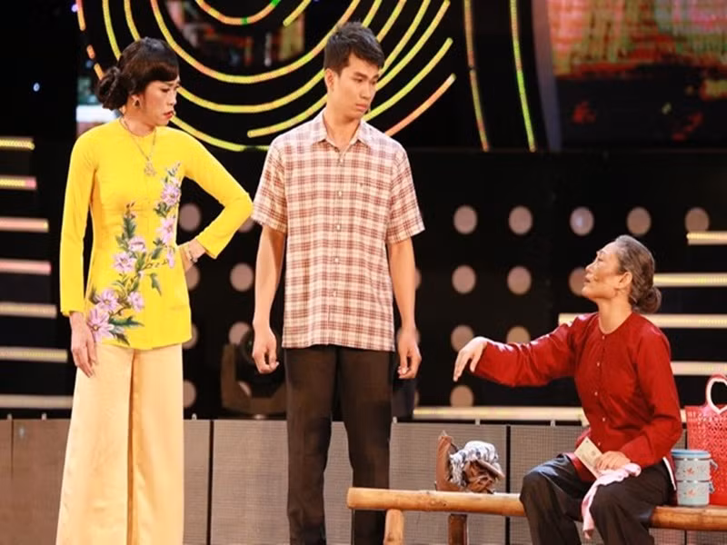 Hoài Linh từng là một trong những nam nghệ sĩ có nhiều vai diễn giả gái nhất Vbiz. Ảnh: Zing